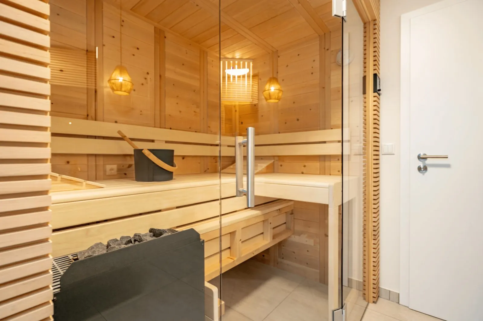 Sauna & shower 3