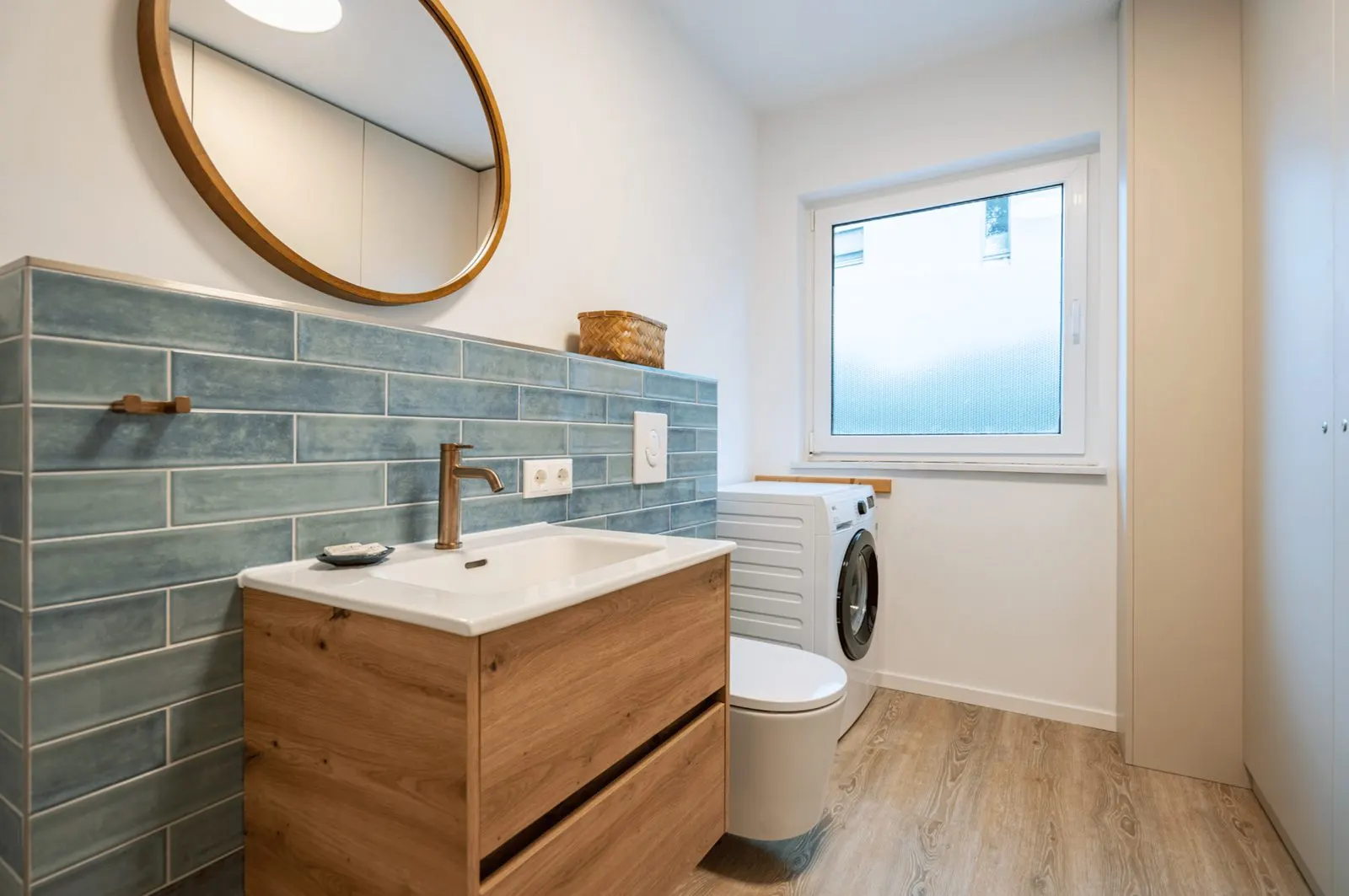 Guest bathroom 1