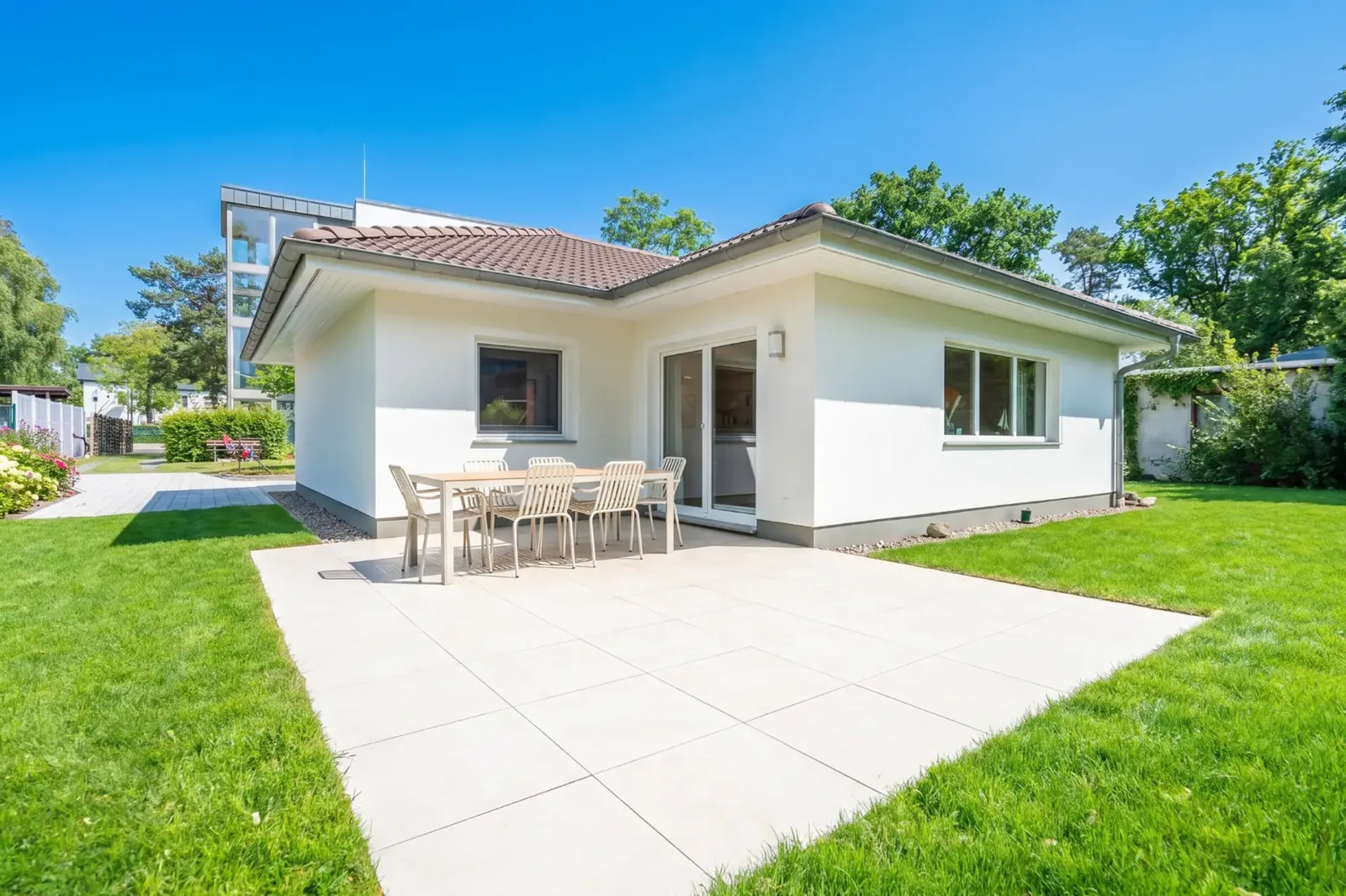 Terrace with seating and the 502 sqm plot of the holiday home