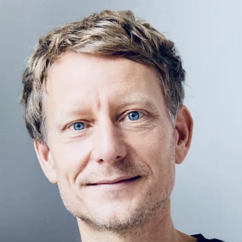 Host Tobias Janiesch